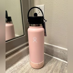 ❌ SOLD ❌ NWT Limited Edition Hydro Flask 40oz Pink Dogwood Speckled boot